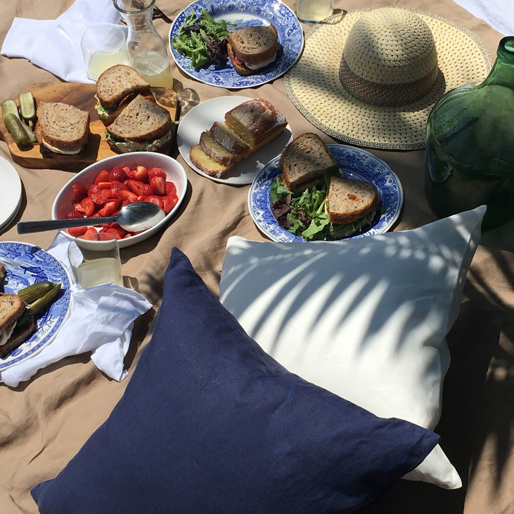 Italian Linen Throw Pillows Decorative Summer Entertaining Picnic Navy Blue Made In Italy