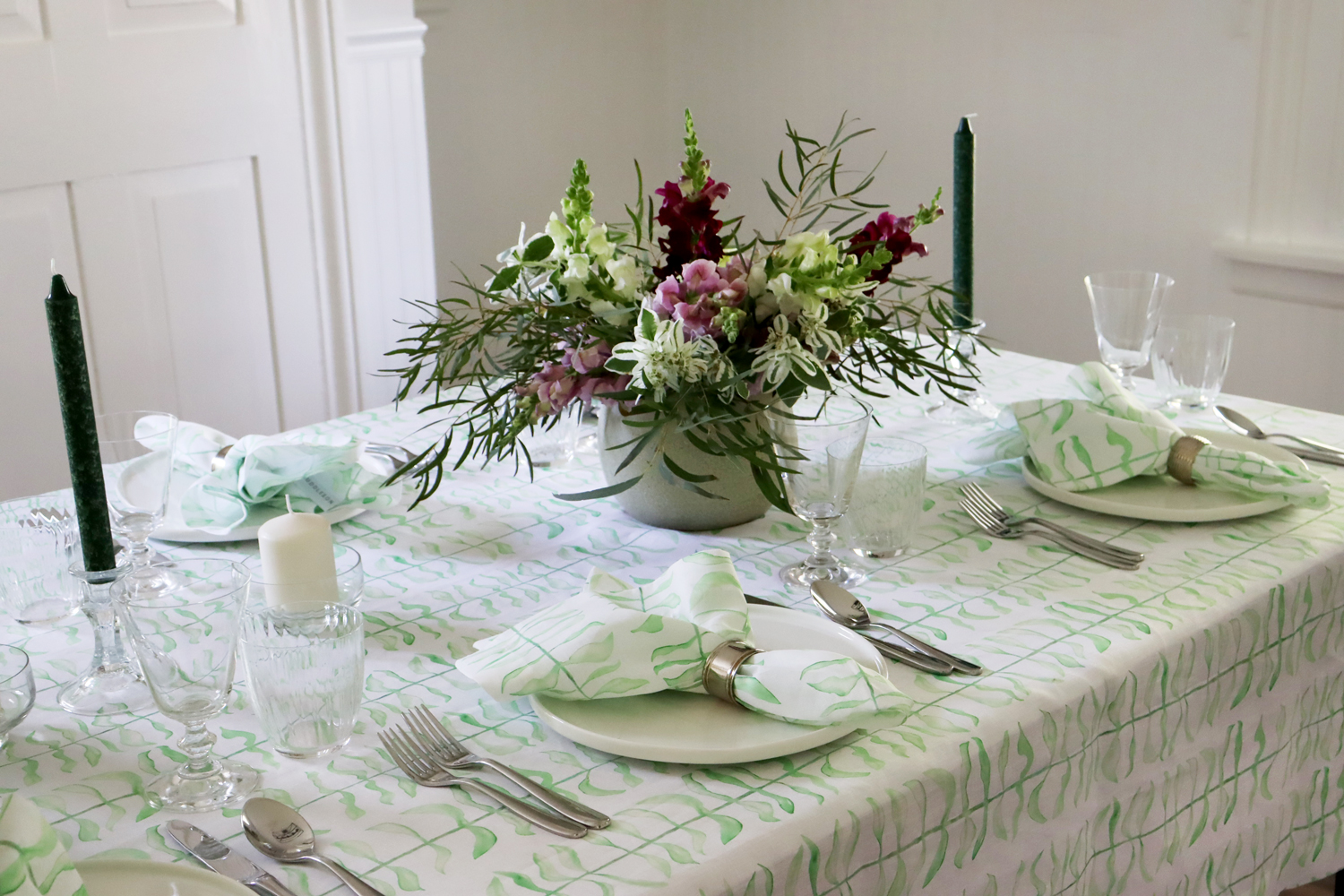 Leaf print green and white spring tablesetting