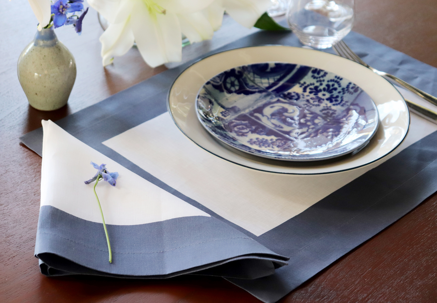 White Linen Placemat and napkin navy blue border
