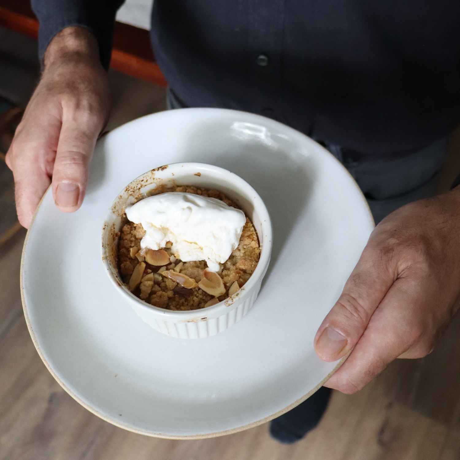 Easy dinner party dessert peach crumble cobbler